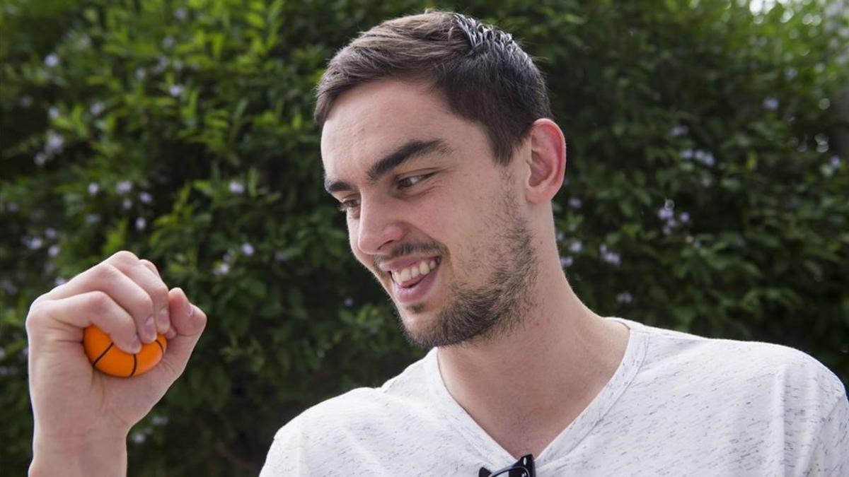 Thomas Satoransky juega con un pequeño balón de básquet en la foto para El Periódico