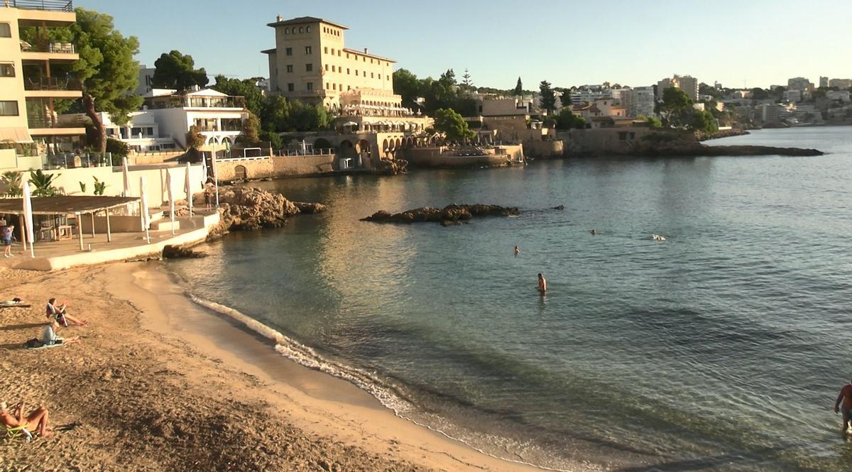 Una imagen general de la playa de Bugambilia.