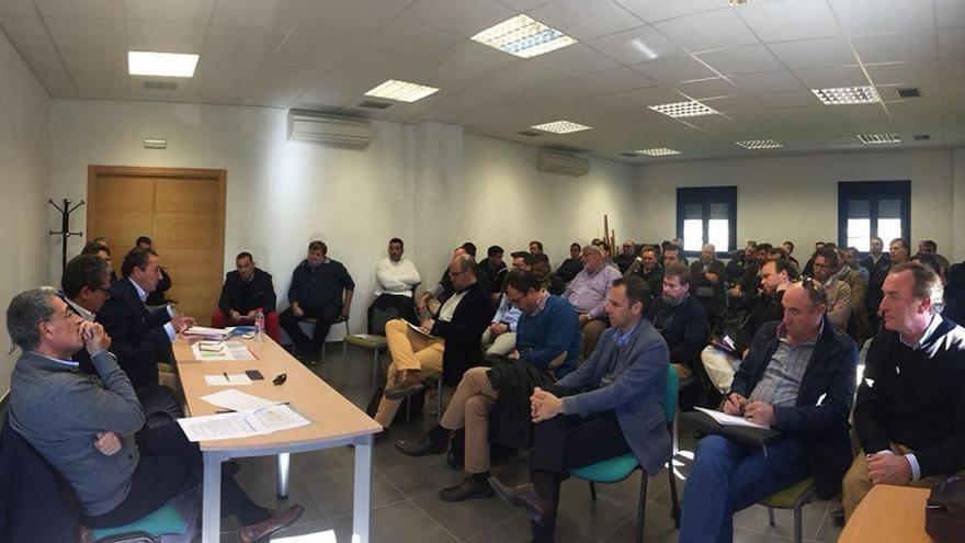 Técnicos de Acosol en la reunión con gerentes de campos de golf.