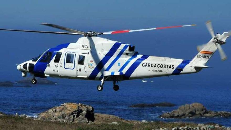 Una operación de salvamento con el helicóptero &quot;Pesca 1&quot;. // Abella