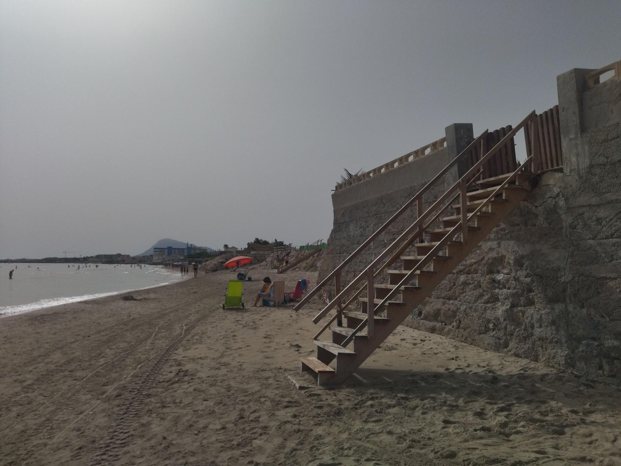 Imágenes: último verano sin arena en la playa de les Deveses de Dénia