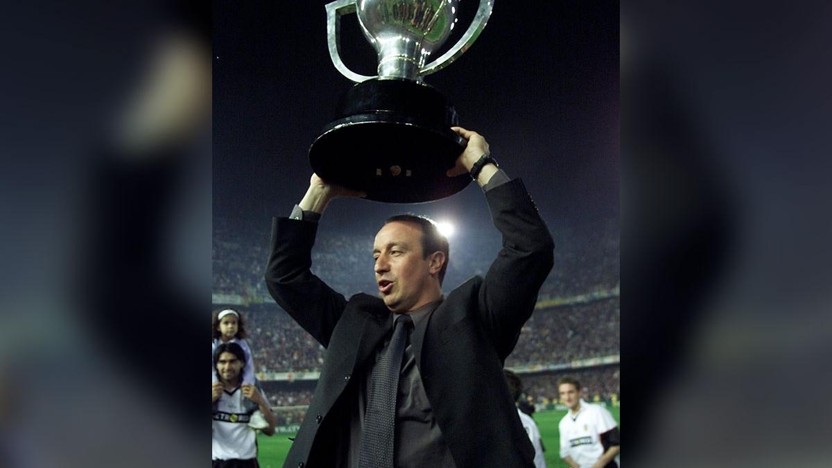 Rafa Benítez levantando la copa de la liga con el Valencia en 2002