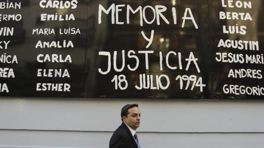 Los nombres de las víctimas, en la fachada de la AMIA.