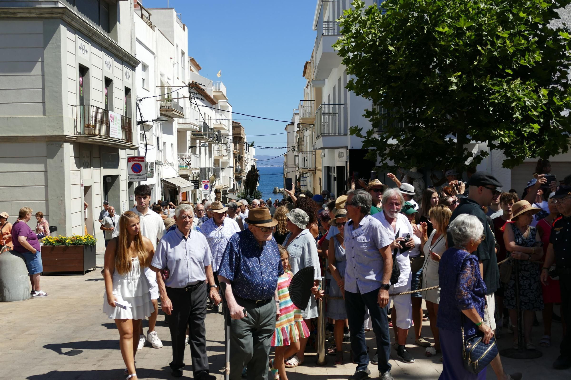 L'Escala commemora la Festa del Carme amb un sentit homenatge a les persones grans i a les seves arrels marineres