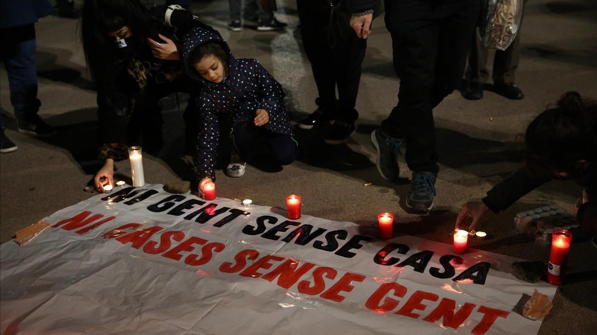 Acto en recuerdo a las dos personas sin hogar muertas el 11 de enero en Barcelona.