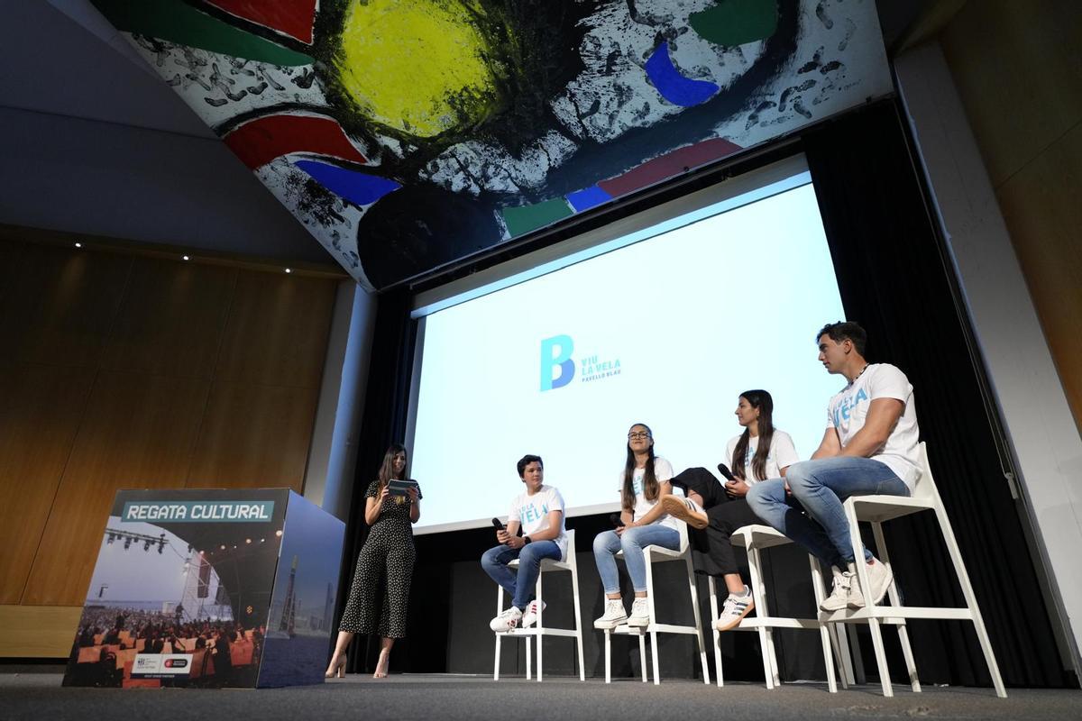 Cuatro jóvenes que participan en el programa 'Viu la vela' que se impulsa para fomentar este deporte, en la presentación de la Regata Cultural de la Copa América de vela.