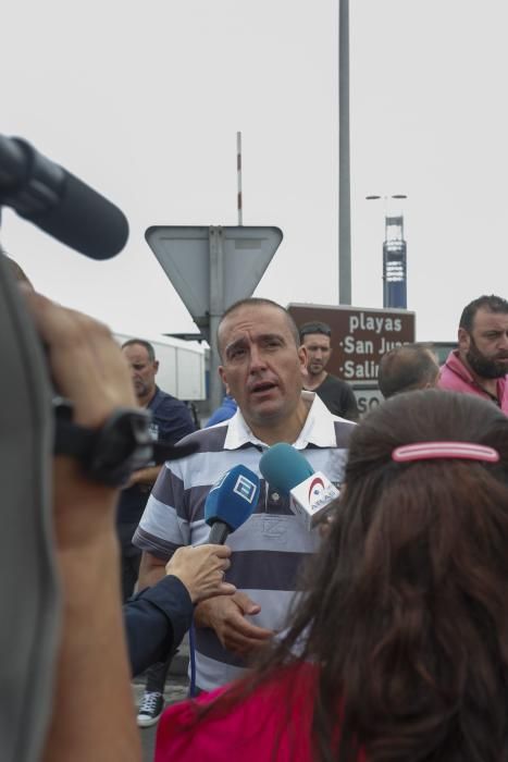 Manifestación de los trabajadores de la compañía Astur-Leonesa ante la entrada del puerto de Avilés