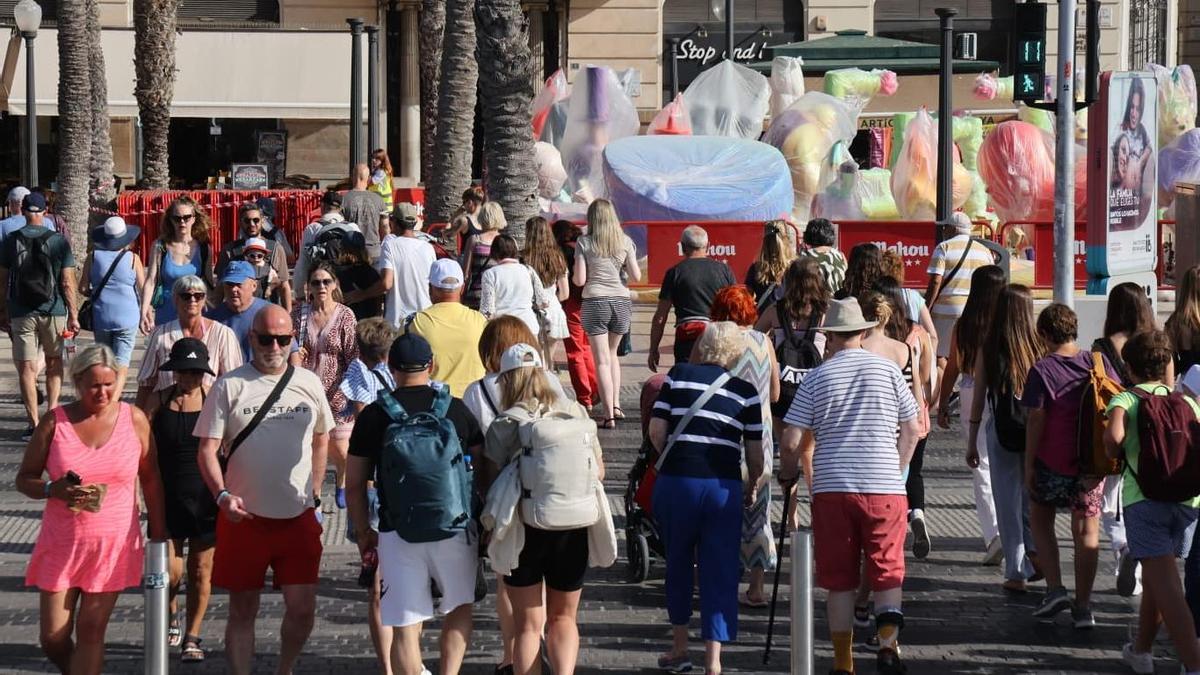 Turistas pasean este miércoles frente a la Explanada, con la ciudad de Alicante abarrotada a las puertas de las Hogueras