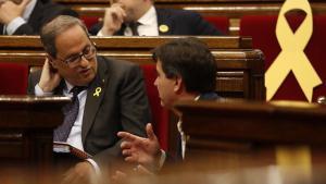 El ’president’ de la Generalitat, Quim Torra, en el Parlament, junto al portavoz de ERC, Sergi Sabrià.