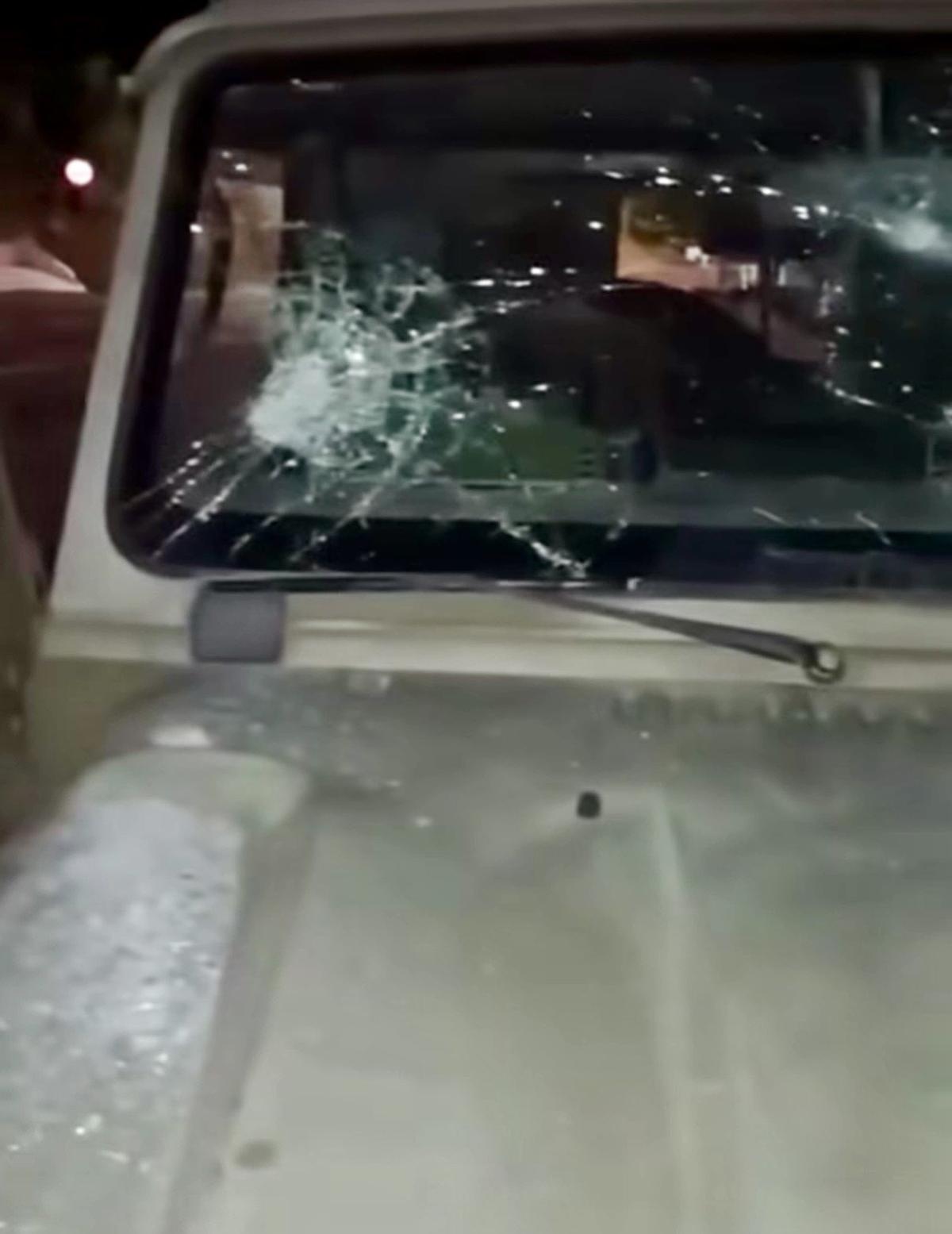 Foto difundida por el Ministerio de Defensa de un vehículo militar atacado a pedradas en la noche del 26 de agosto.