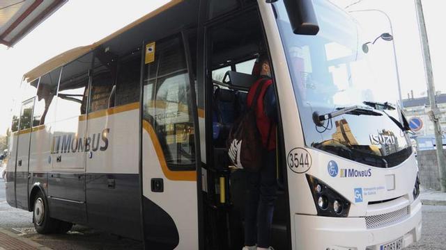 Un autocar de Monbus en la Estación de A Estrada.