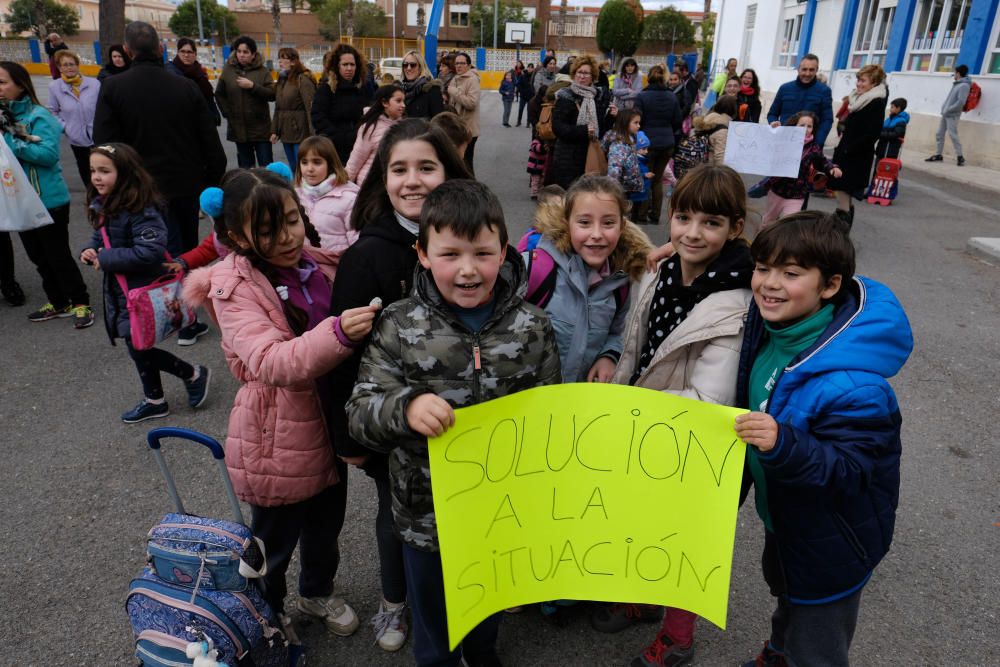 Protesta en el colegio Cervantes de Sax