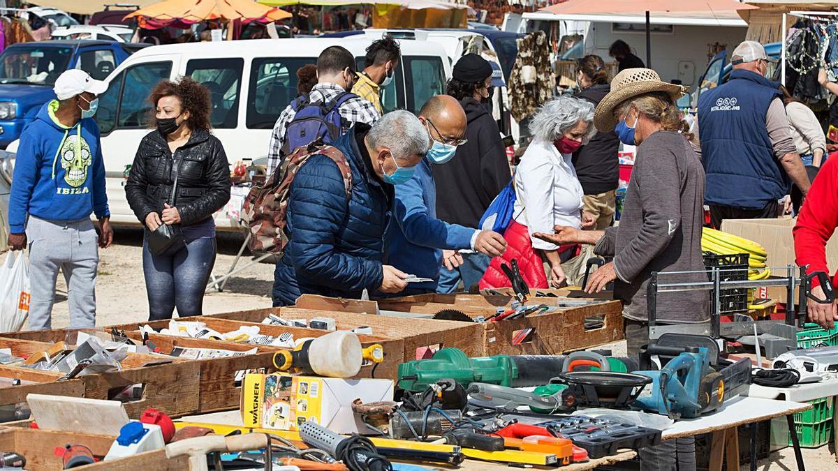 Dos hombres ojean las herramientas de bricolaje.  