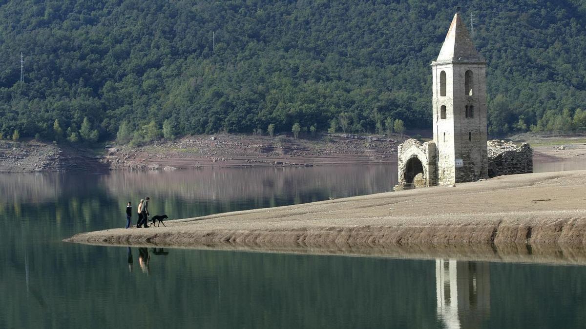 El Pantano de Sau, en Osona, durante un episodio de sequía en el que se observa un importante descenso de las aguas.