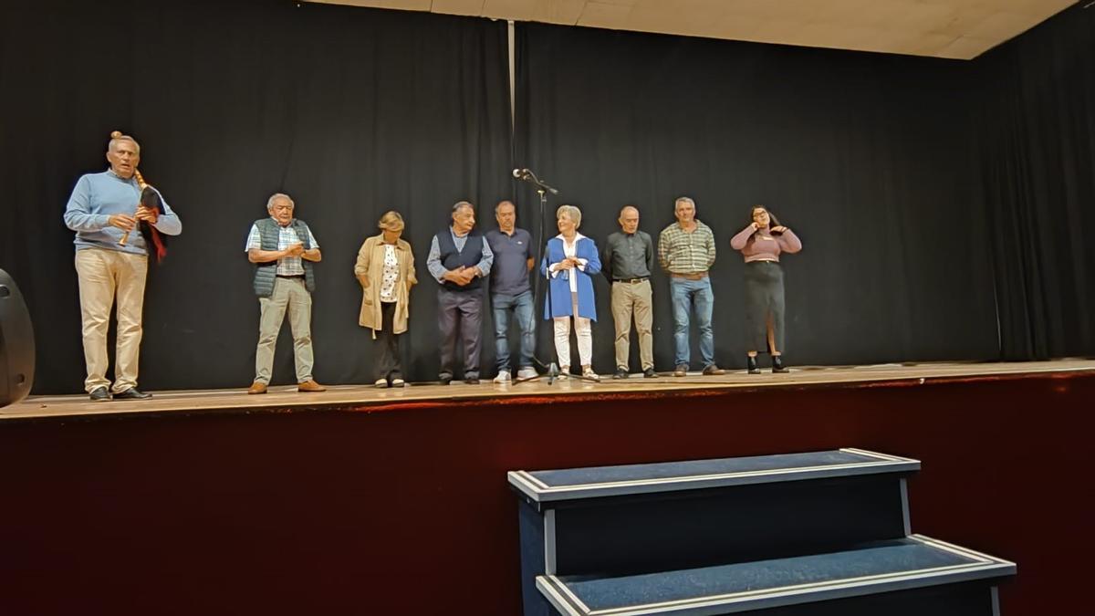 Los artistas, durante la gala de homenaje, en Pravia.