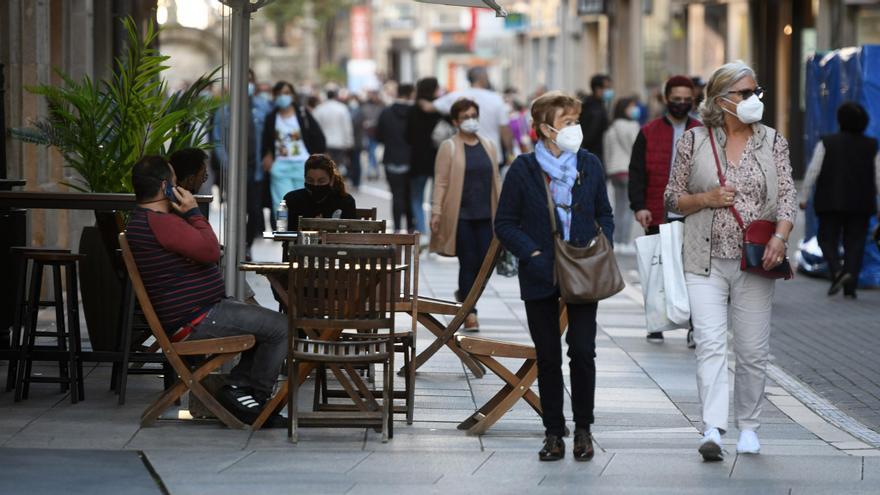 Gente con mascarillas en el centro de Pontevedra.