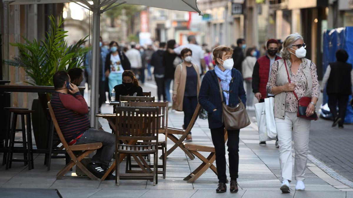 Gente paseando por el centro de Pontevedra.