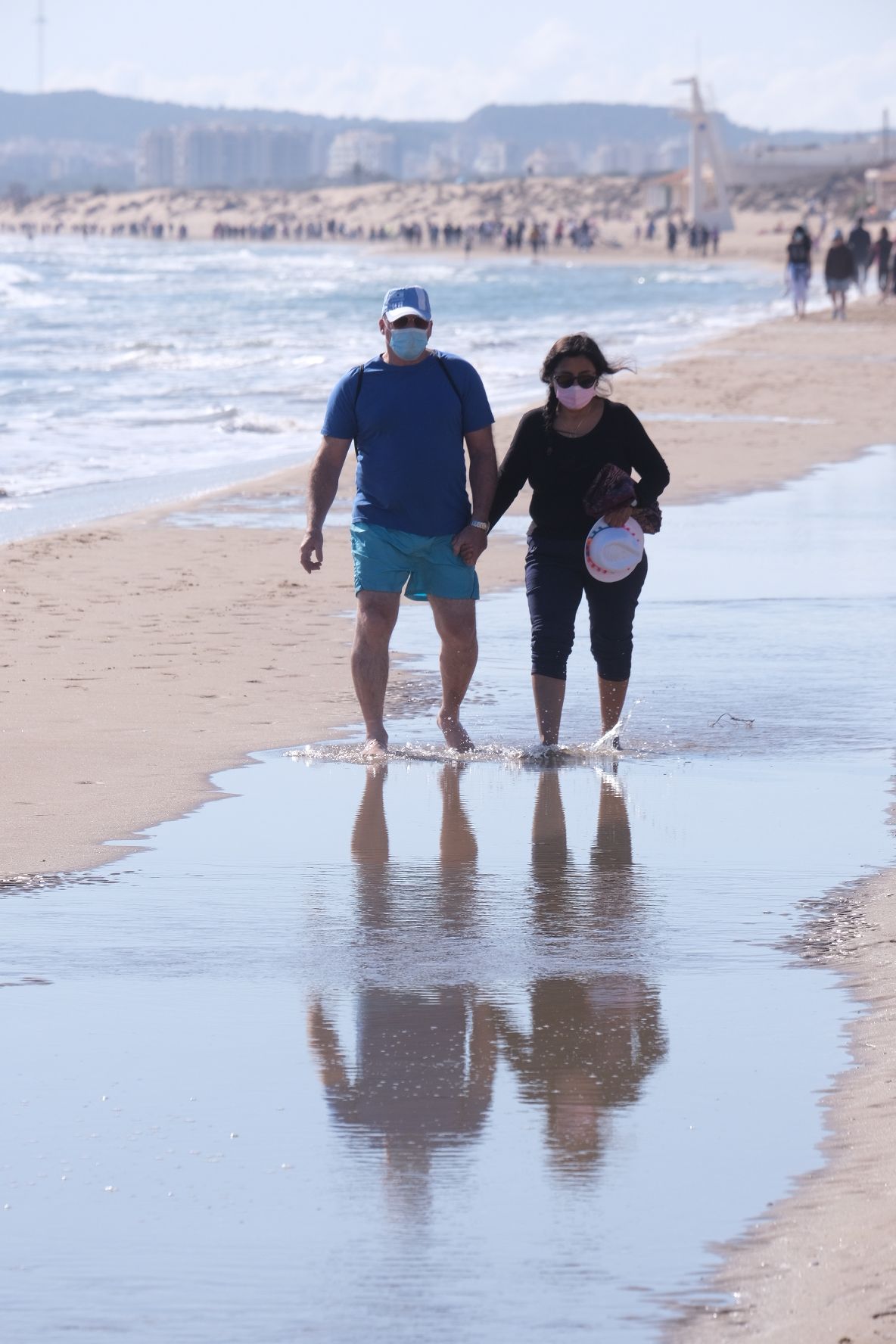 Domingo primaveral en Elche: Centenares de personas peregrinan a la playa de la Marina