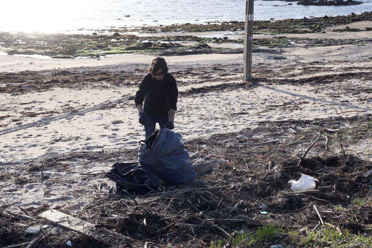 Recogida de basura marina en Tragove, esta tarde.