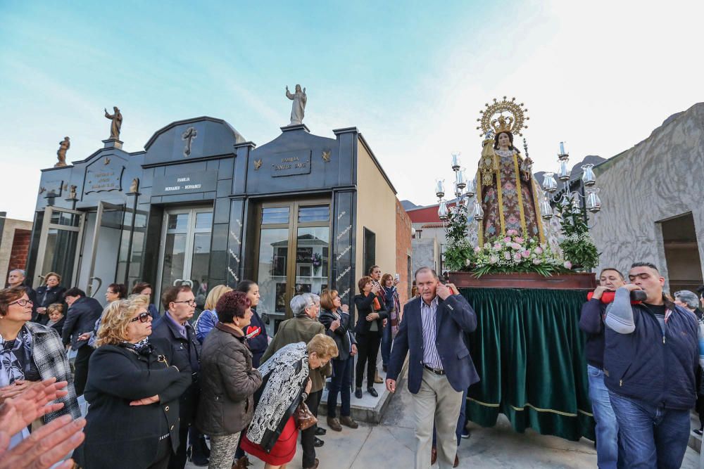 Un amplio número de vecinos se sumó a la celebración de los 200 años del cementerio de Cox.