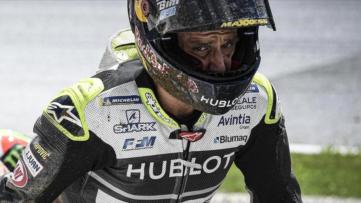 El francés Johann Zarco (Ducati) abandona, muy afectado, el lugar del accidente.