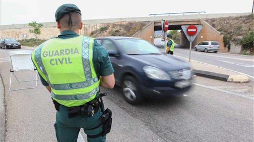 Un fugitivo huye tras intentar atropellar a dos guardias civiles