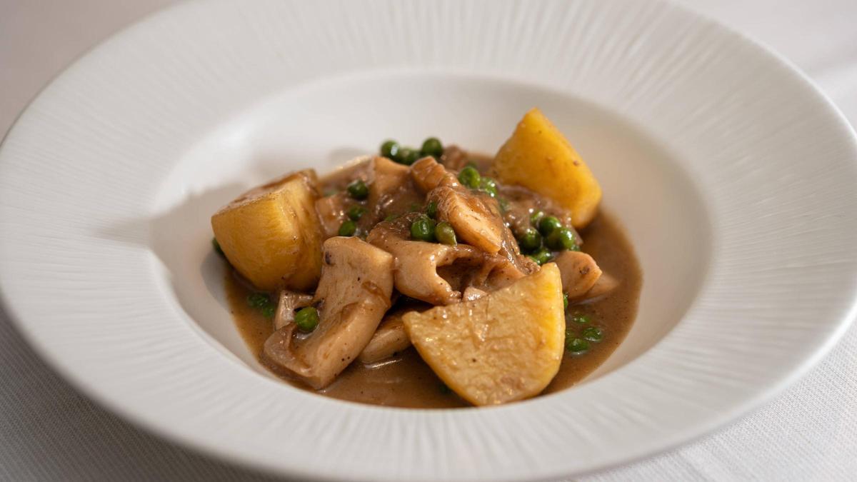 La sepia, patatas y guisantes de Roig Robí.