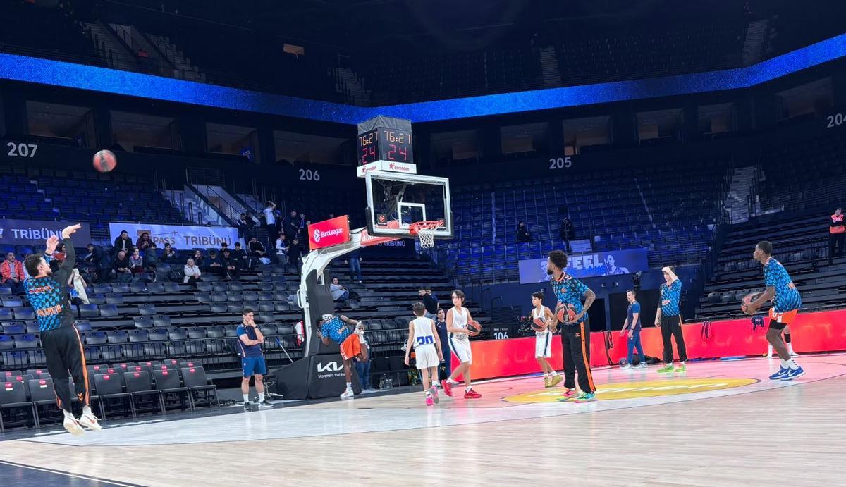 Los jugadores del Valencia Basket, calentando en la pista del Anadolu Efes antes del partido.