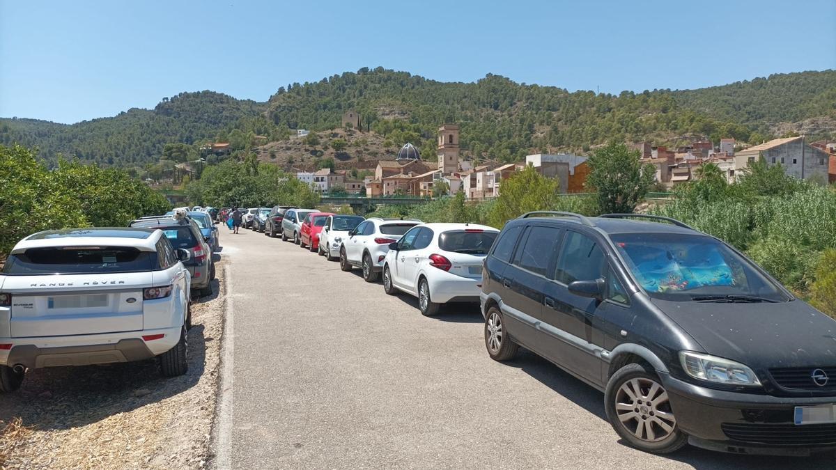 Vehículos aparcados en un camino rural de Antella, camino a l'Assut.