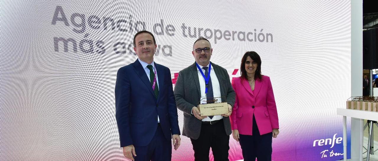 Momento del premio de Renfe a Viajes InterRías en Fitur