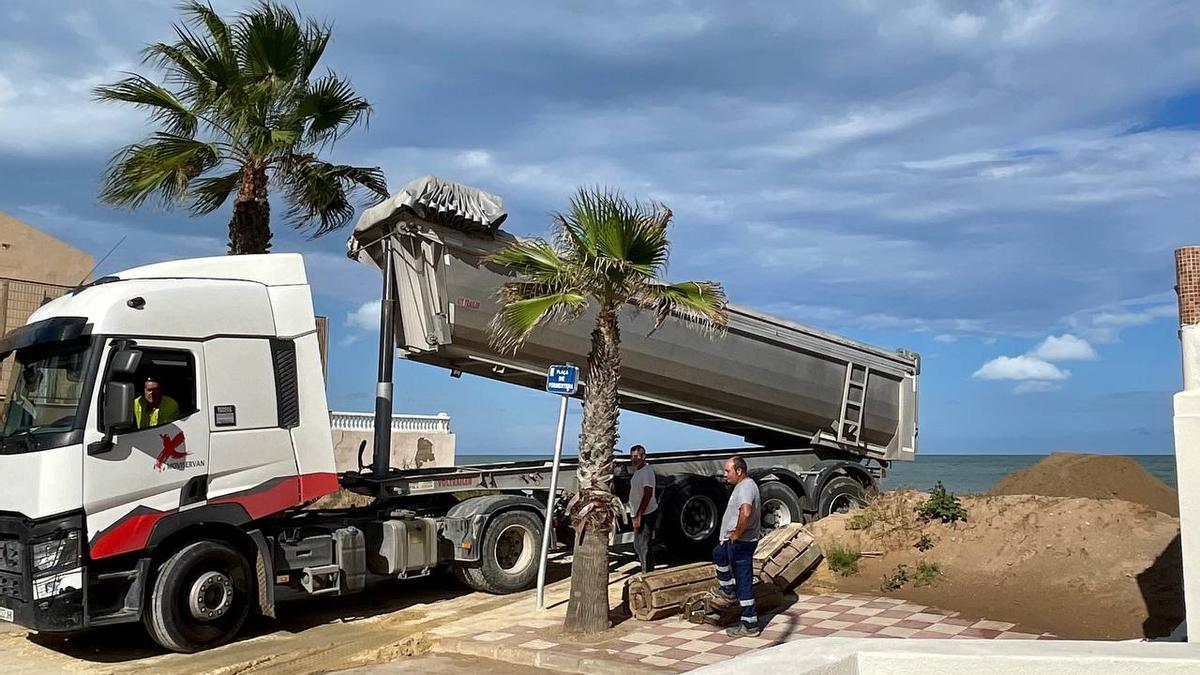 Un camión deposita arena en la zona afectada de la Goleta