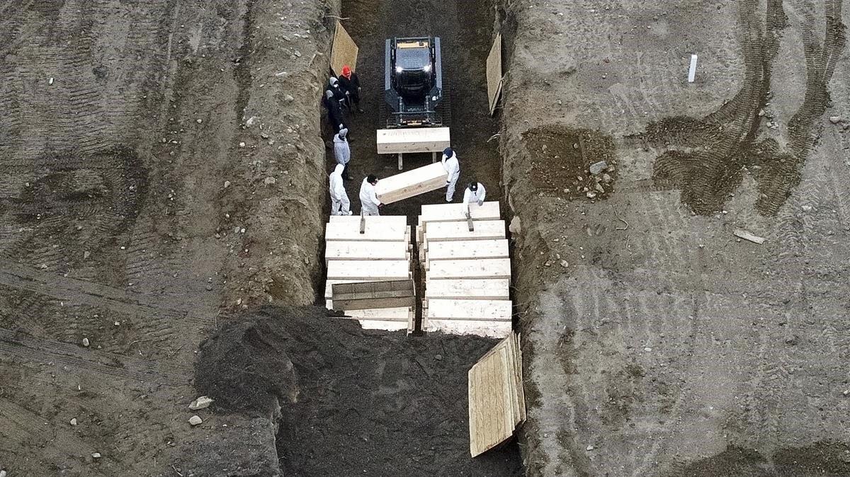 zentauroepp53081370 workers wearing personal protective equipment bury bodies in200410125649 zentauroepp53081370 workers wearing personal protective equipment bury bodies in200410125649
