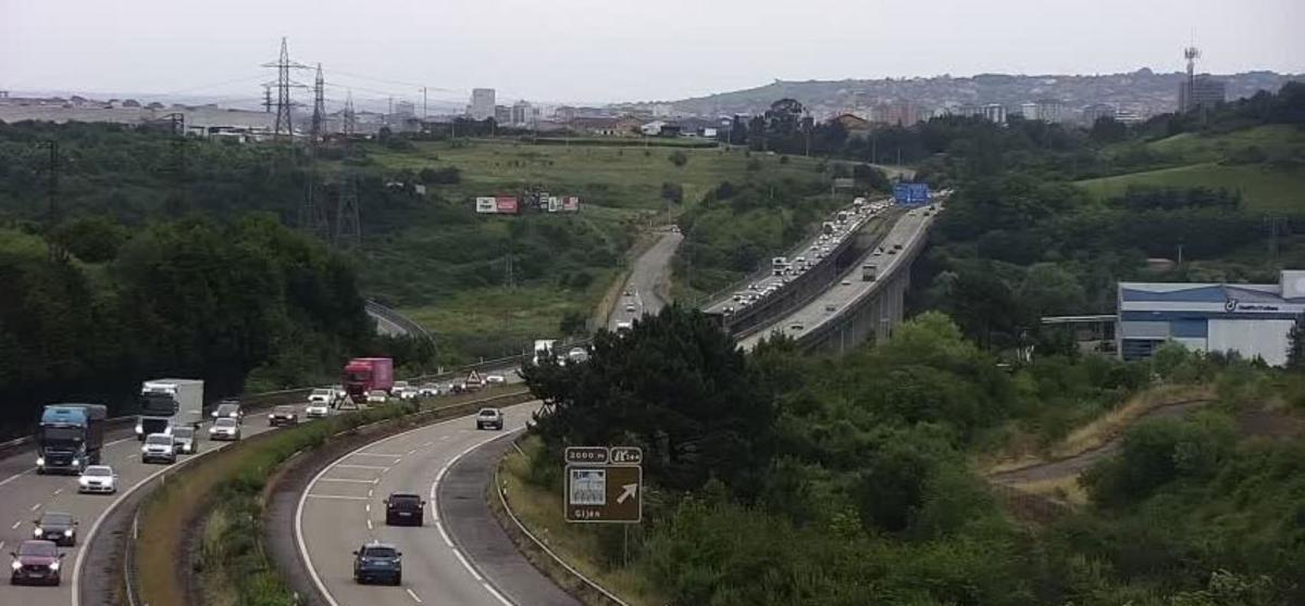 El atasco en el viaducto de Somonte.
