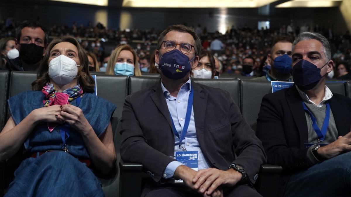 El president de la Xunta de Galícia i candidat a la presidència del PP,  Alberto Núñez Feijóo (2d), i la portaveu del PP al Congrés dels Diputats i futura secretària general del partit, Cuca Gamarra (e)