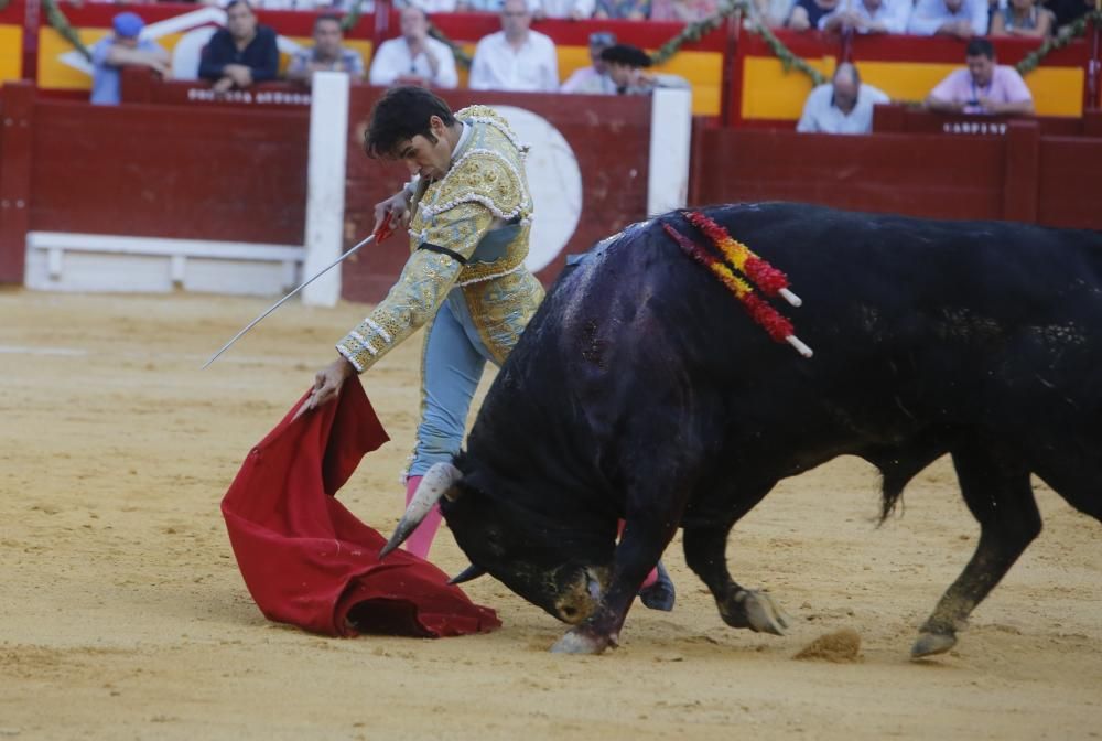 El torero granadino desoreja a un gran ejemplar de Luis Algarra tras un magistral tercio de banderillas