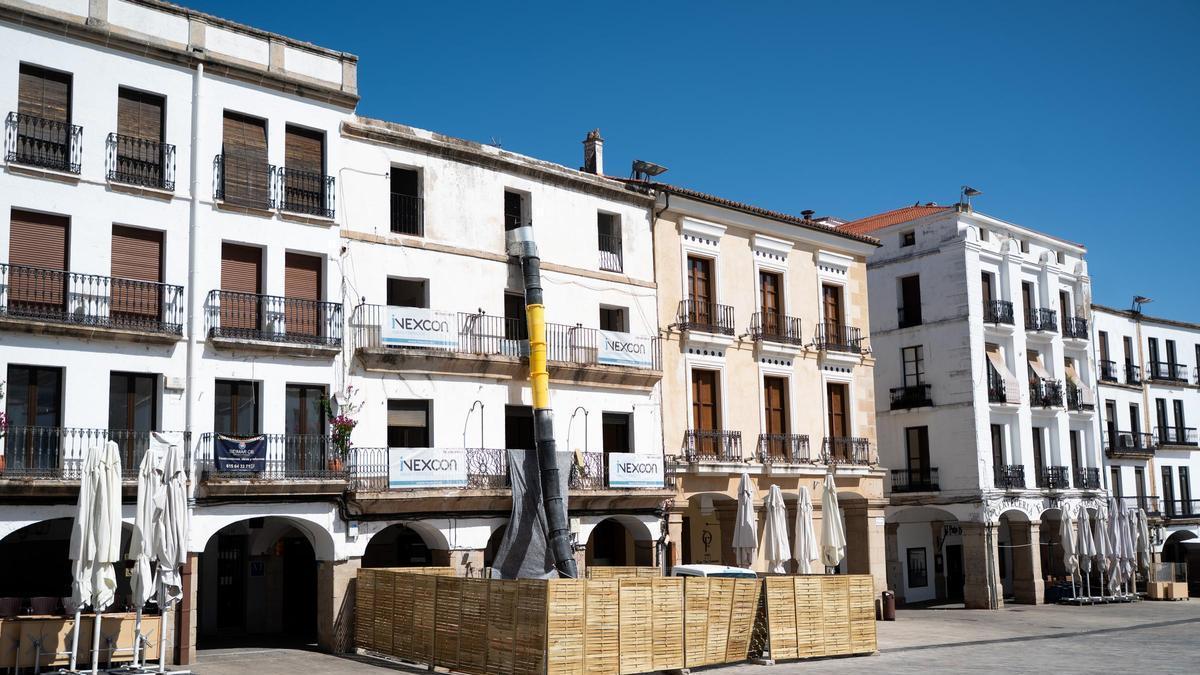 Las obras de ampliación del hotel Casa Don Fernando ya son visibles en el edificio anexo de la Plaza Mayor.