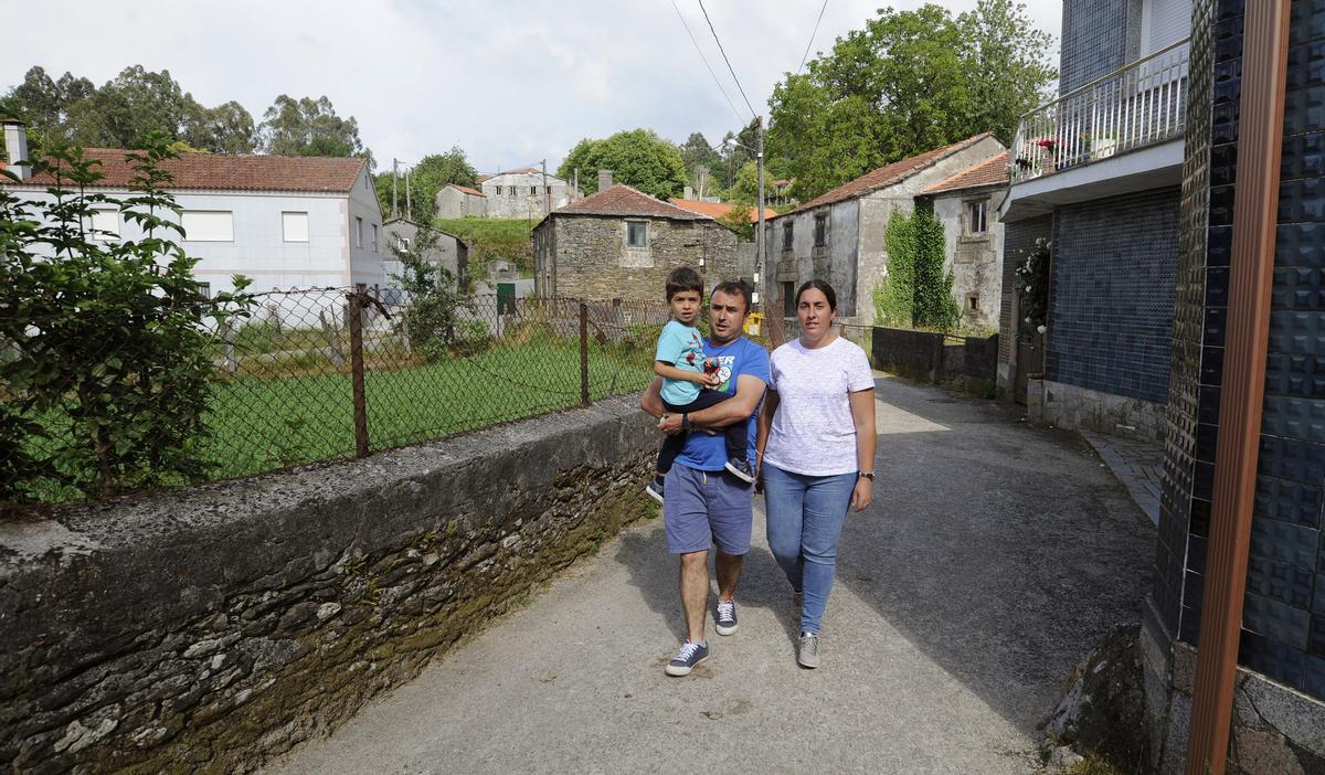 Una familia que reside en O Sixto, en la parroquia forcaricense de Pardesoa.