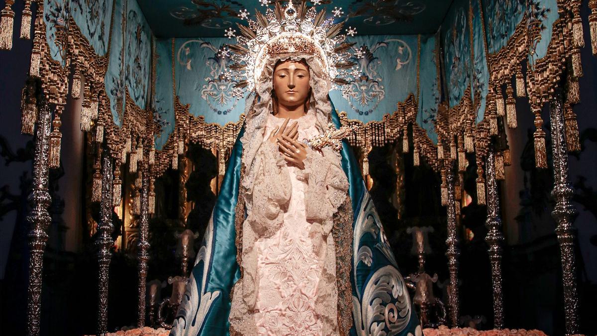 . Imagen de la Virgen de los Dolores que ilustra el cartel de la salida extraordinaria de la titular del Paso Azul para conmemorar el veinticinco aniversario de su coronación canónica.