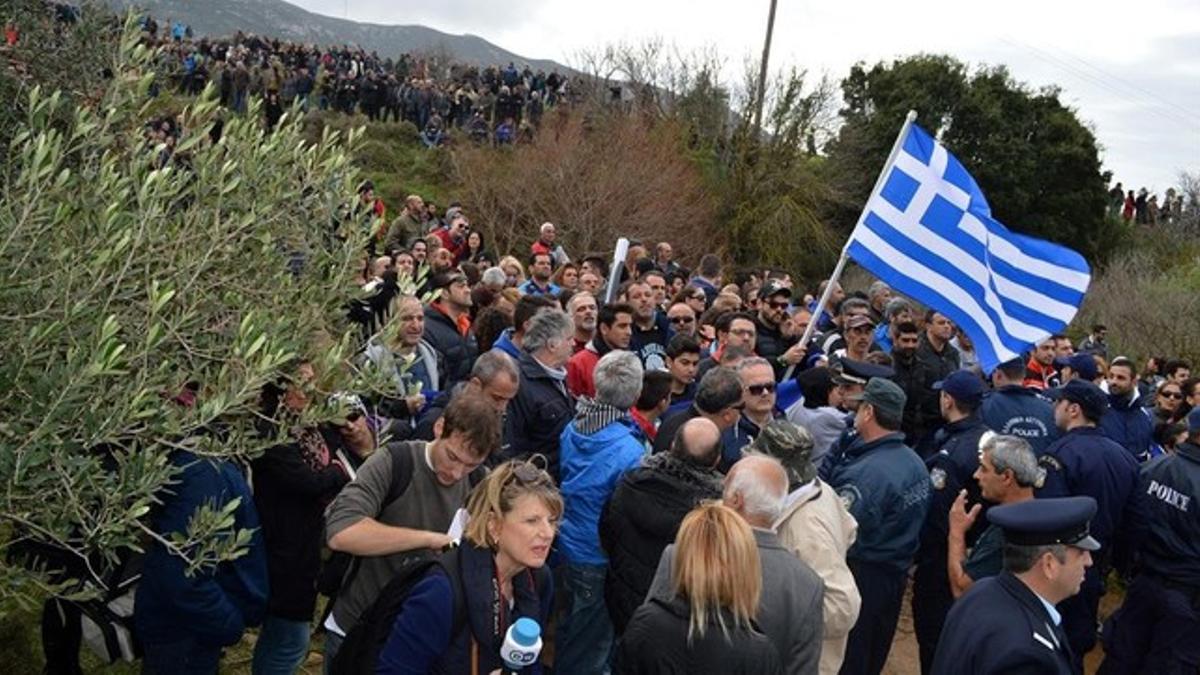 Manifestantes con carteles y banderas griegas durante una marcha contra la construcción de un 'hotspot' en Kos, el 14 de febrero.