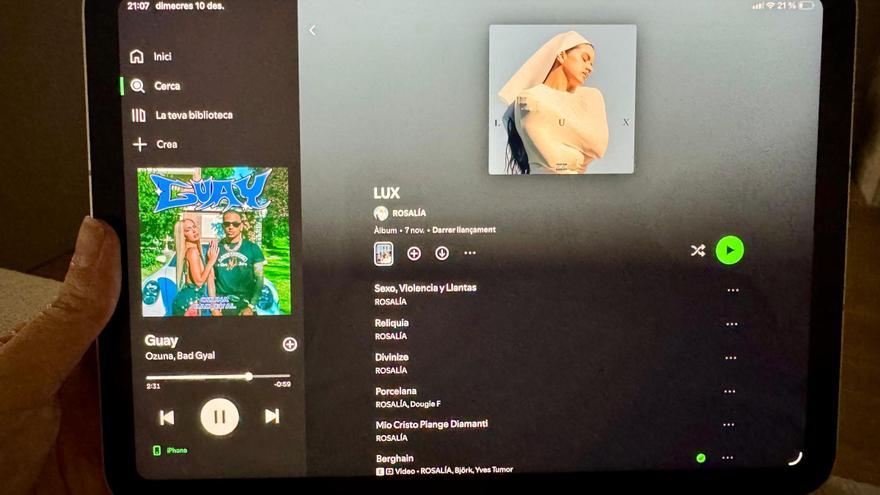 La portada del disc 'Lux' i la llista de cançons del disc a l'aplicació d'Spotify en una tauleta electrònica, que mostra a l'apartat de reproducció un tema de Bad Gyal i Ozuma
