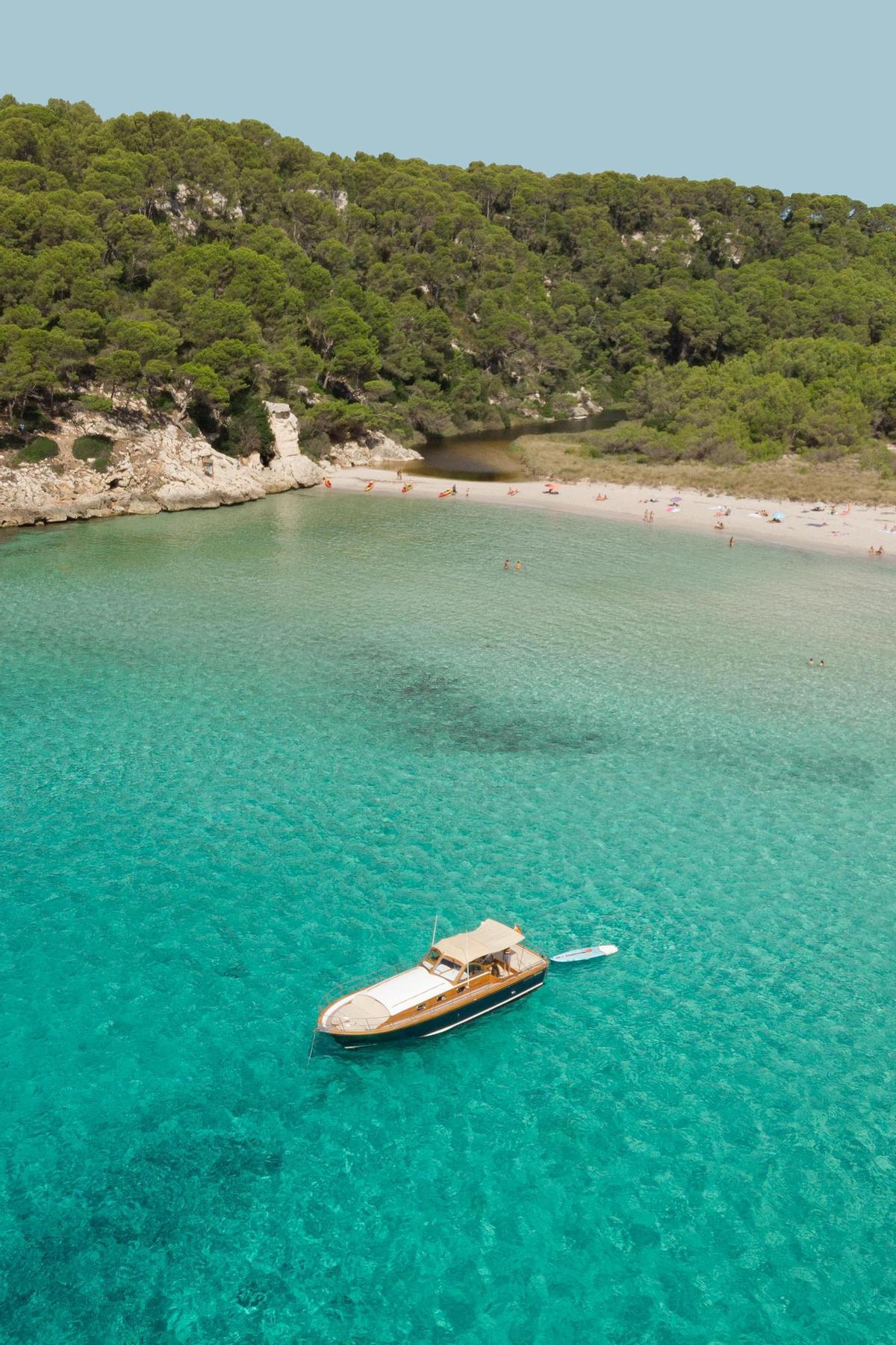 Navegar en yate permite descubrir algunas de las calas más inaccesibles y cristalinas de Menorca.