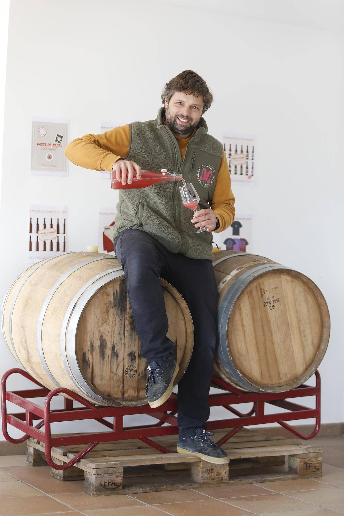 Xavier Pujol al seu obrador de kombutxes, ubicat a Llers.