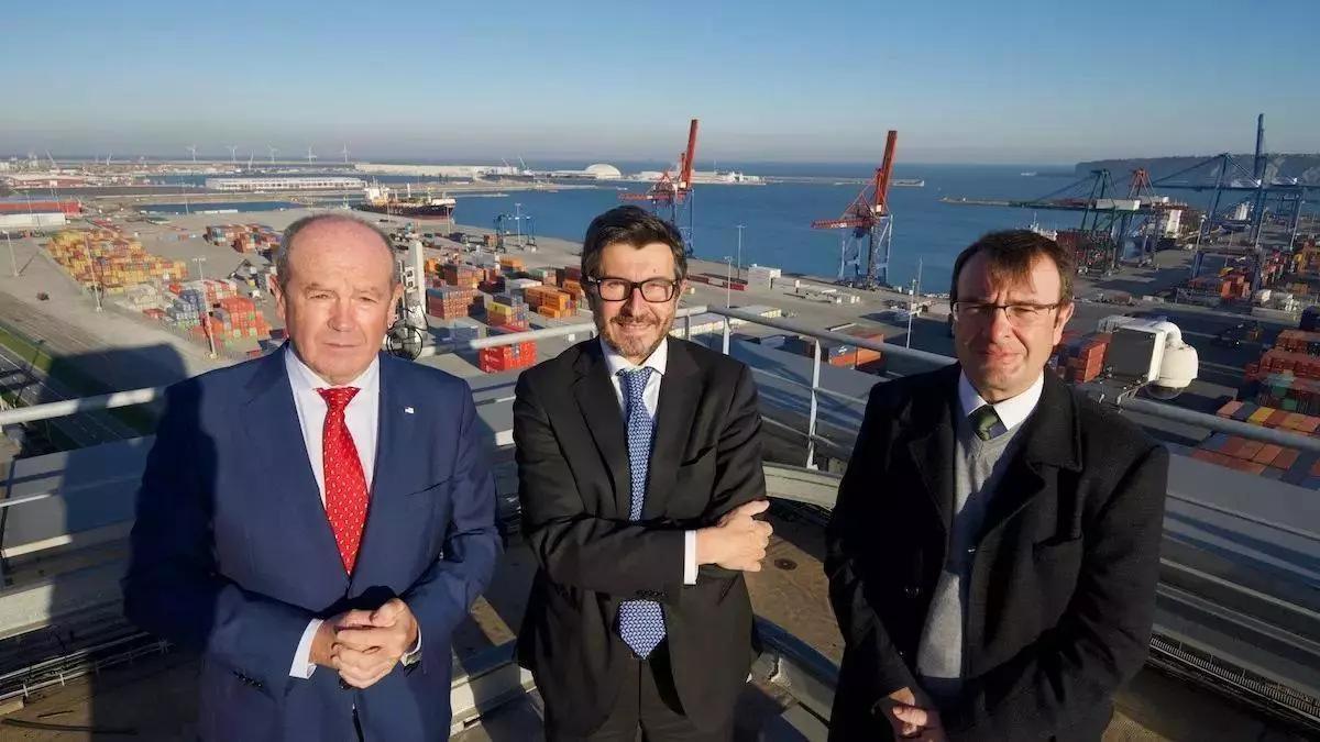 Ricardo Barkala, president del Port de Bilbao, amb Alvaro Rodríguez Dapena i Alvaro Sánchez Manzanares, president i secretari general de Ports de l'Estat, respectivament