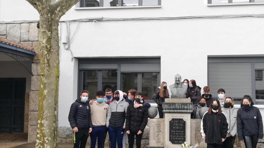 Homenaje a don José, el fundador del centro escolar de Muga de Sayago