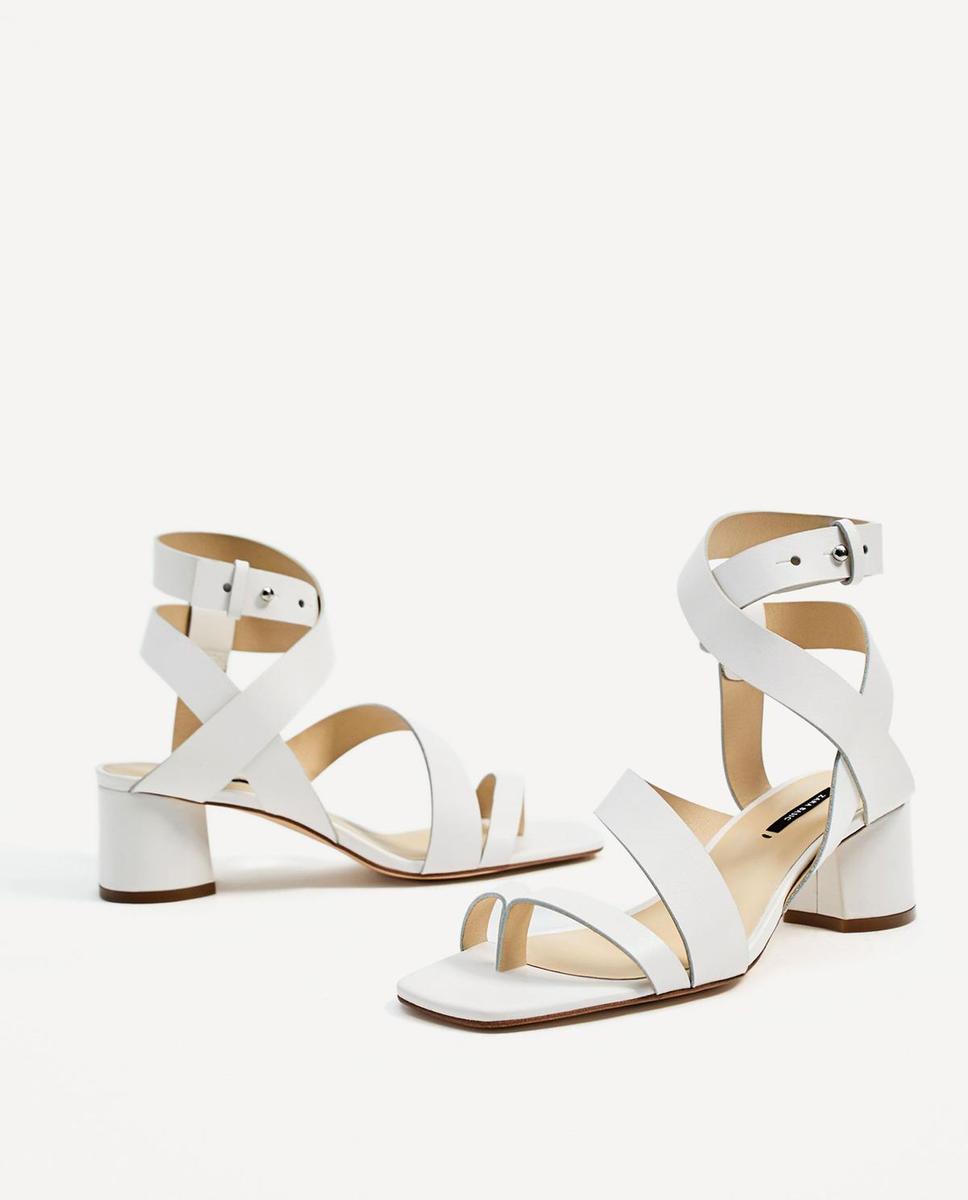 Zara apuesta por los looks blancos: sandalias