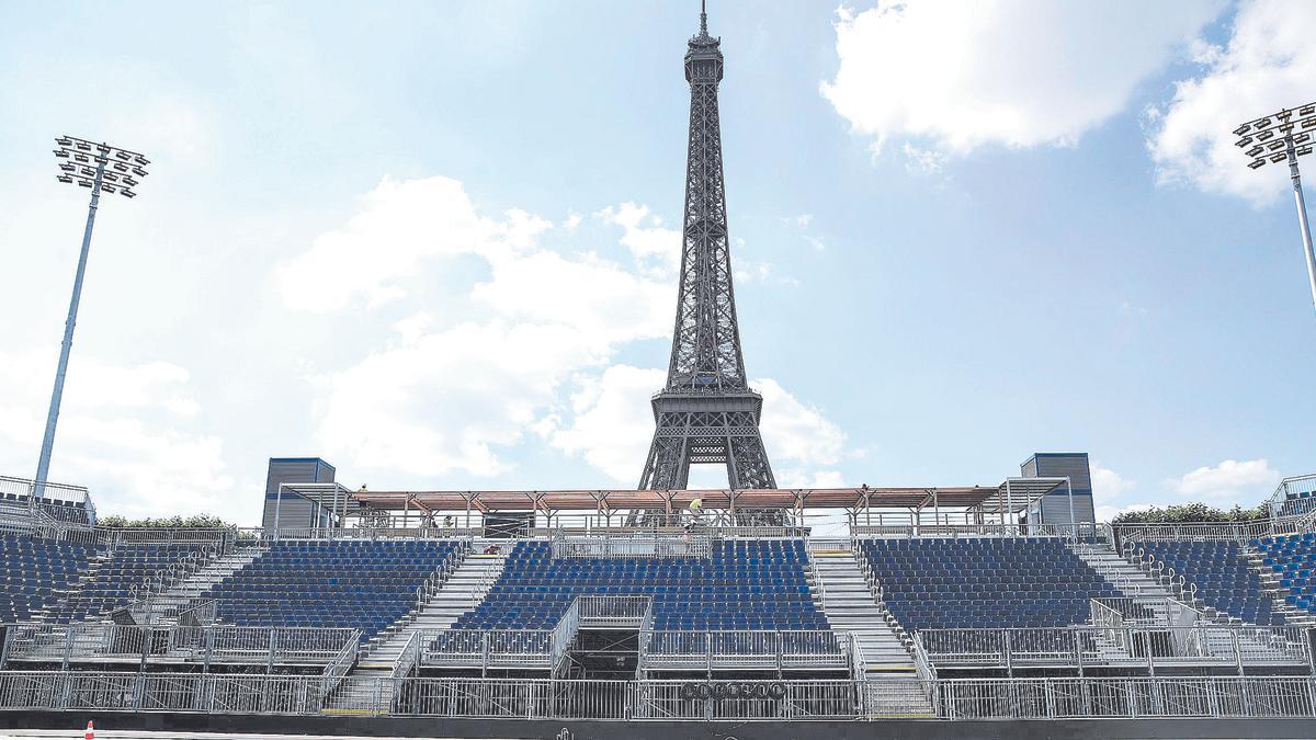 Vista del arena de los Campos de Martea los pies de la Torre Eiffel en Paris 2024