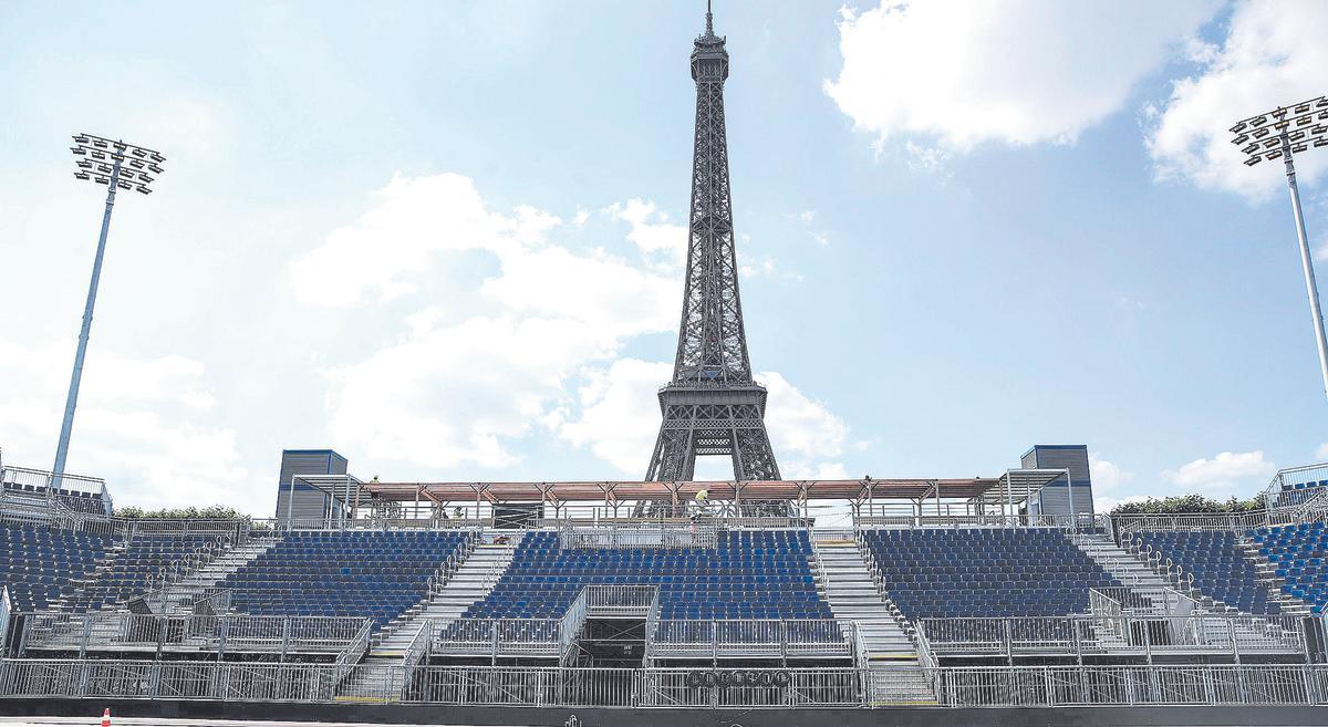 Vista del arena de los Campos de Martea los pies de la Torre Eiffel en Paris 2024