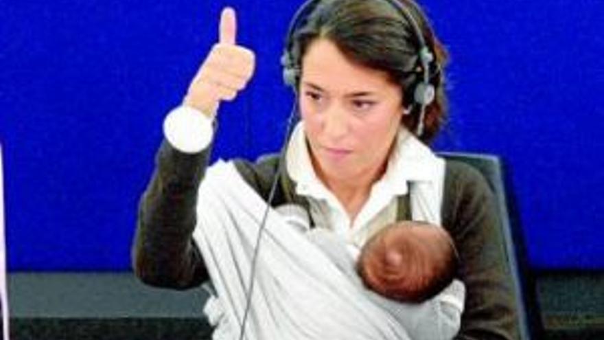 Estrasburgo pide ampliar a 20 semanas el permiso maternal
