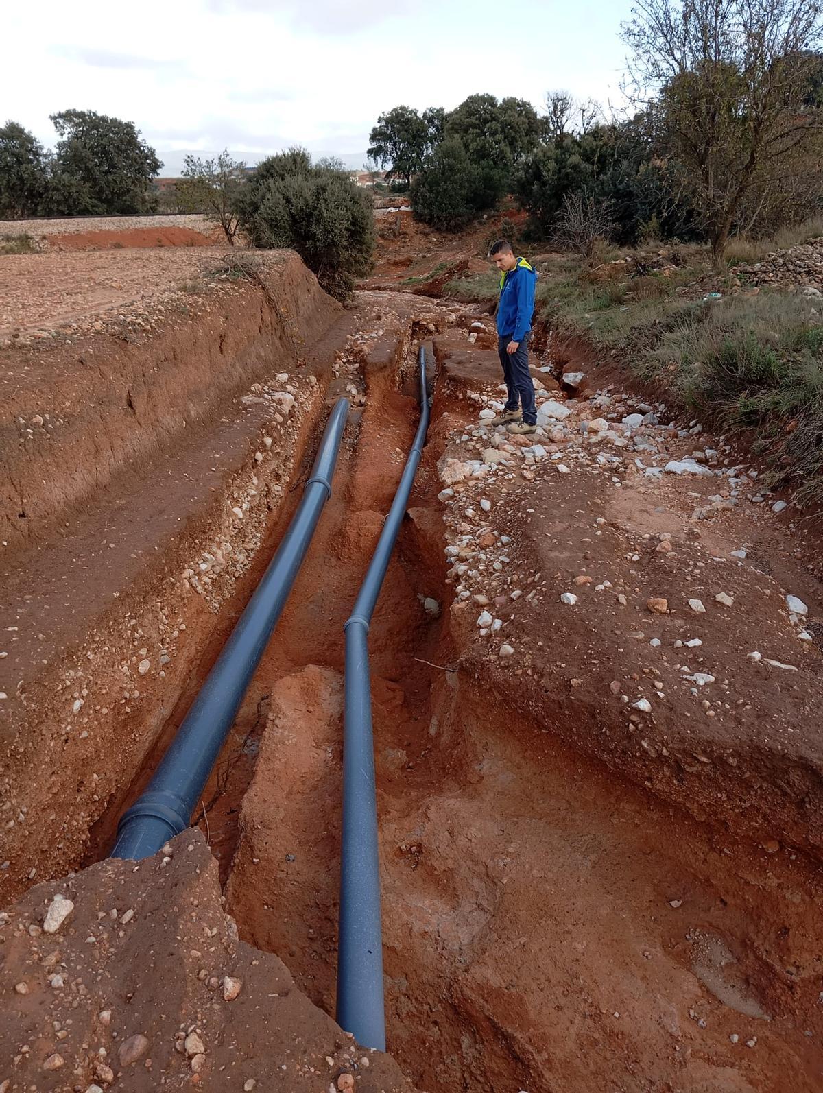 Desperfectos en la red de tubería soterrada bajo un camino.