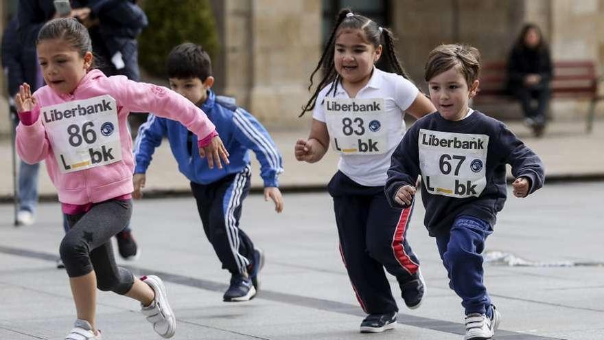 Un grupo de niños participantes en la prueba a su paso por la plaza de España de Avilés.